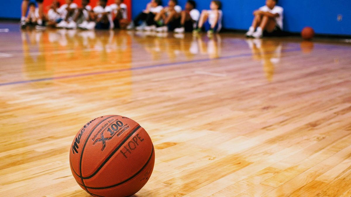 Basketbaltoernooi organiseren: schema, speeltijden en zaalindeling